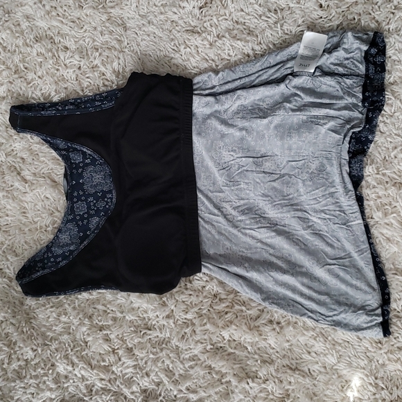 LYSSE tank with built in bra. - Picture 6 of 12